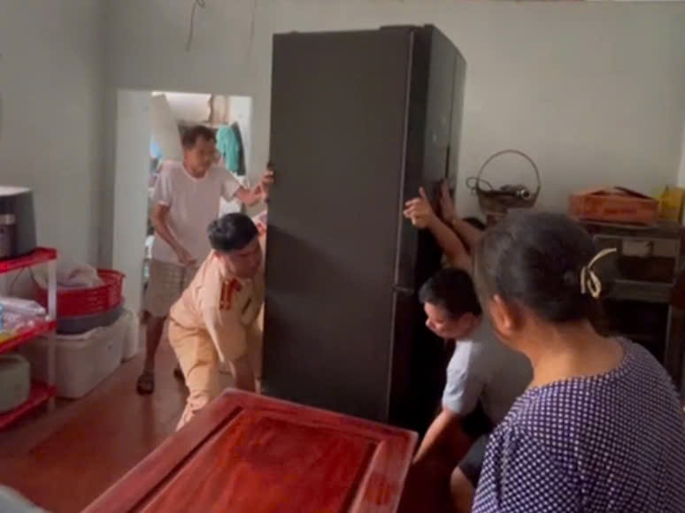 Tài sản, phương tiện được đưa lên các điểm an toàn. Ảnh: Công an cung cấp.