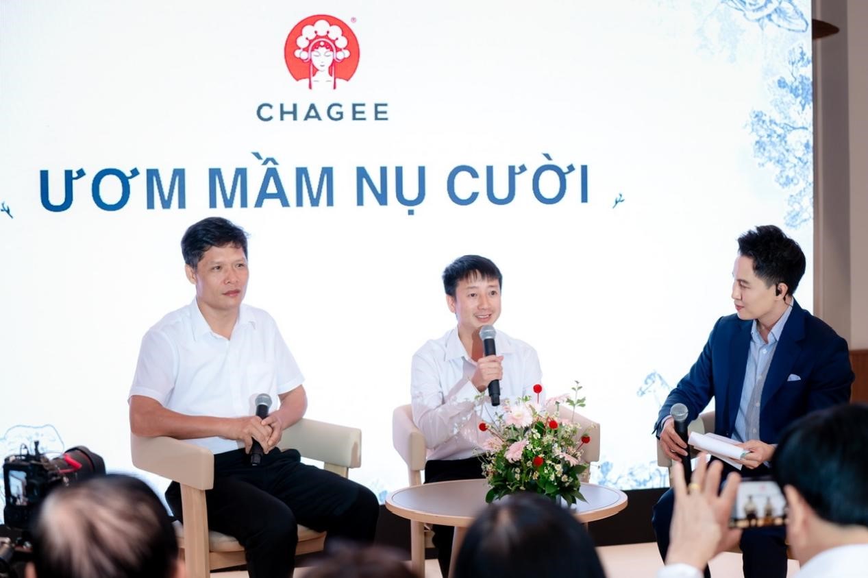 Từ trái qua: Thầy Nguyễn Văn Khiển - Hiệu trưởng Trường Tiểu học và Trung học cơ sở Văn Tiên - Lào Cai và thầy Nguyễn Văn Quynh - Hiệu trưởng Trường Phổ thông Dân tộc Bán trú Trung học cơ sở Chung Chải - Điện Biên giao lưu tại sự kiện - Ảnh: CHAGEE Việt Nam