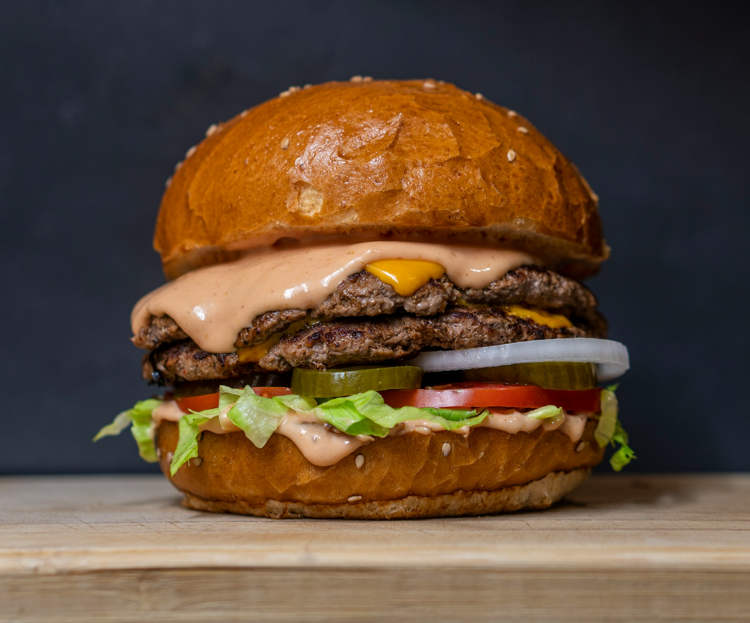 Dù công thức làm ra món burger đắt nhất thế giới chưa được tiết lộ nhưng nhà hàng khẳng định xứng đáng từng đồng - Ảnh: Odd