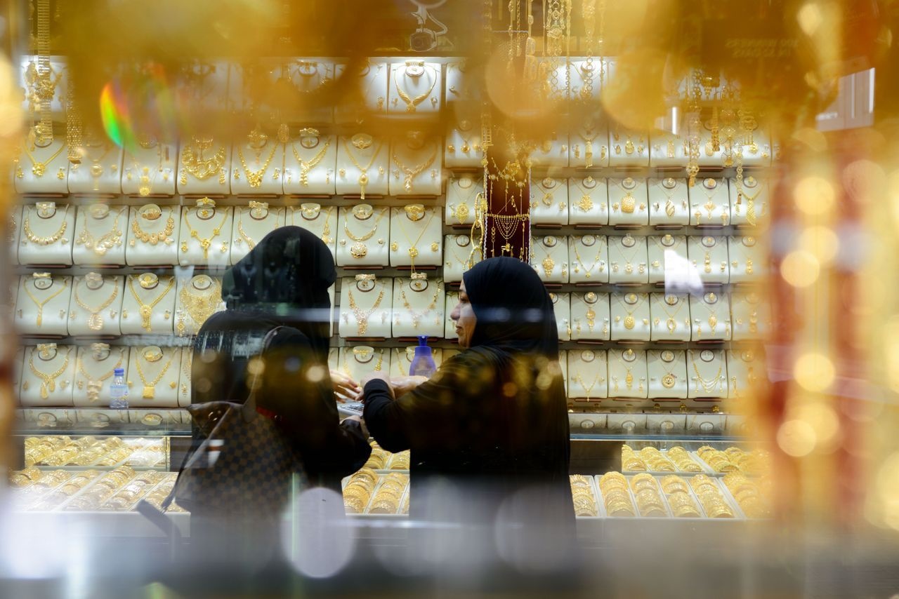 Chợ vàng Gold Souk có hàng chục cửa hàng trang sức - Ảnh: Getty