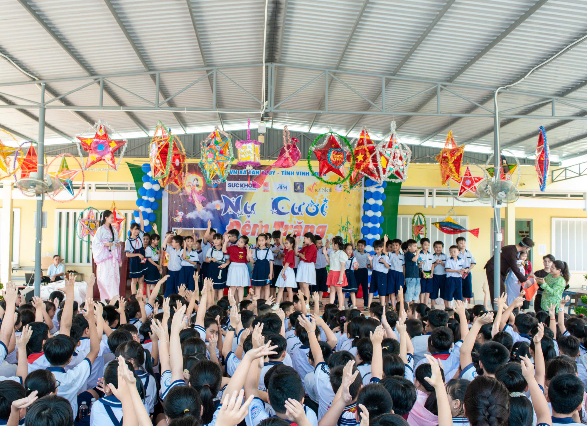 Các em nhỏ hào hứng tham gia các trò chơi từ chú Cuội, chị Hằng