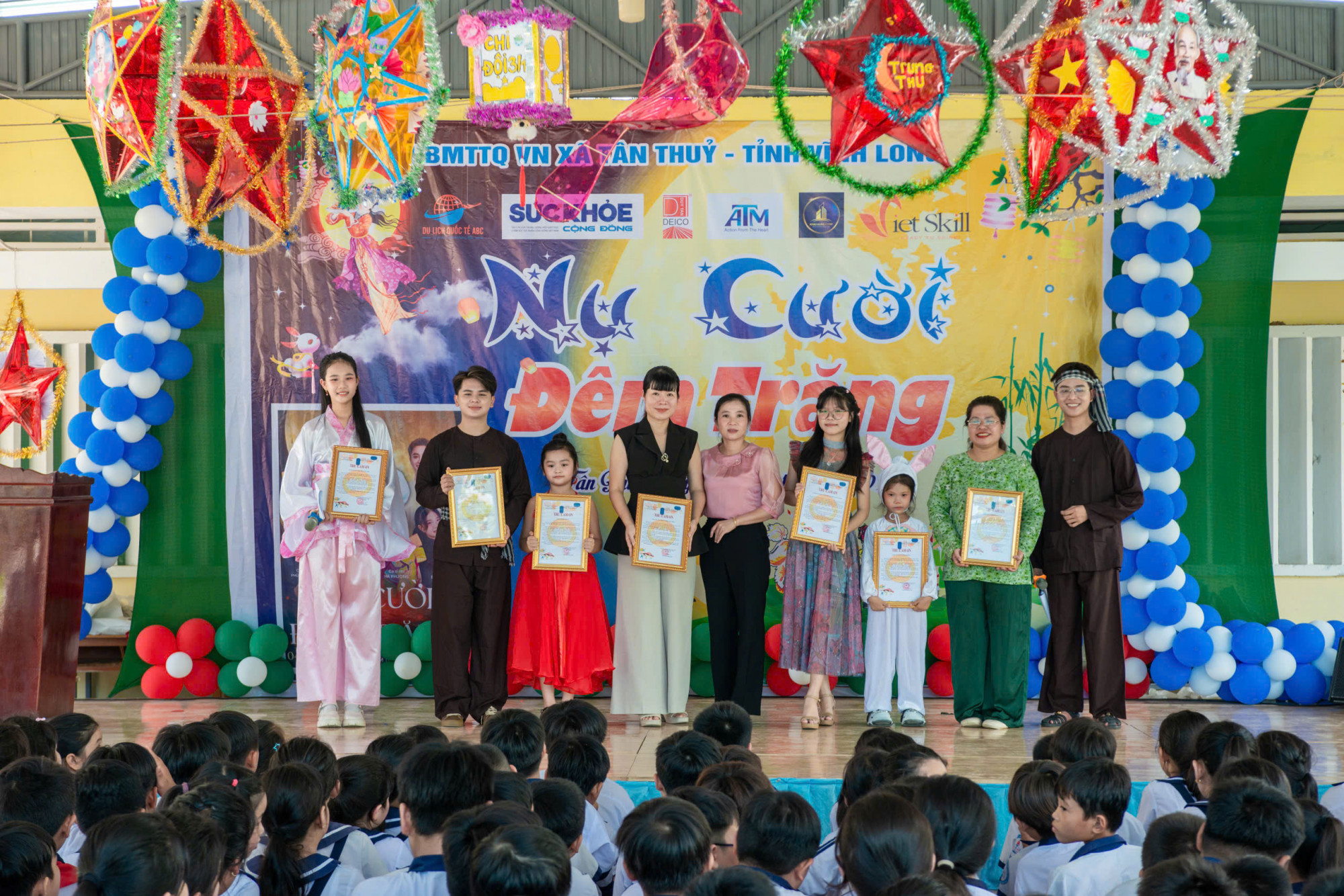 Đại diện các cơ quan, doanh nghiệp, cá nhân nhận thư cảm ơn từ địa phương - Ảnh: Khải Hưng Corp