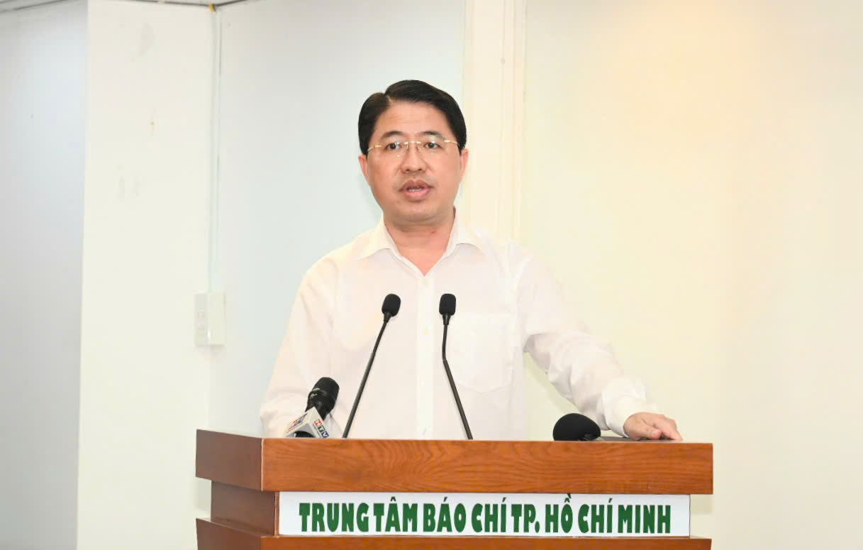 Ông Phạm Hồng Sơn - Chánh Văn phòng Thành ủy TPHCM cung cấp thông tin cho báo chí tại buổi họp báo - Ảnh: Hồng Thanh