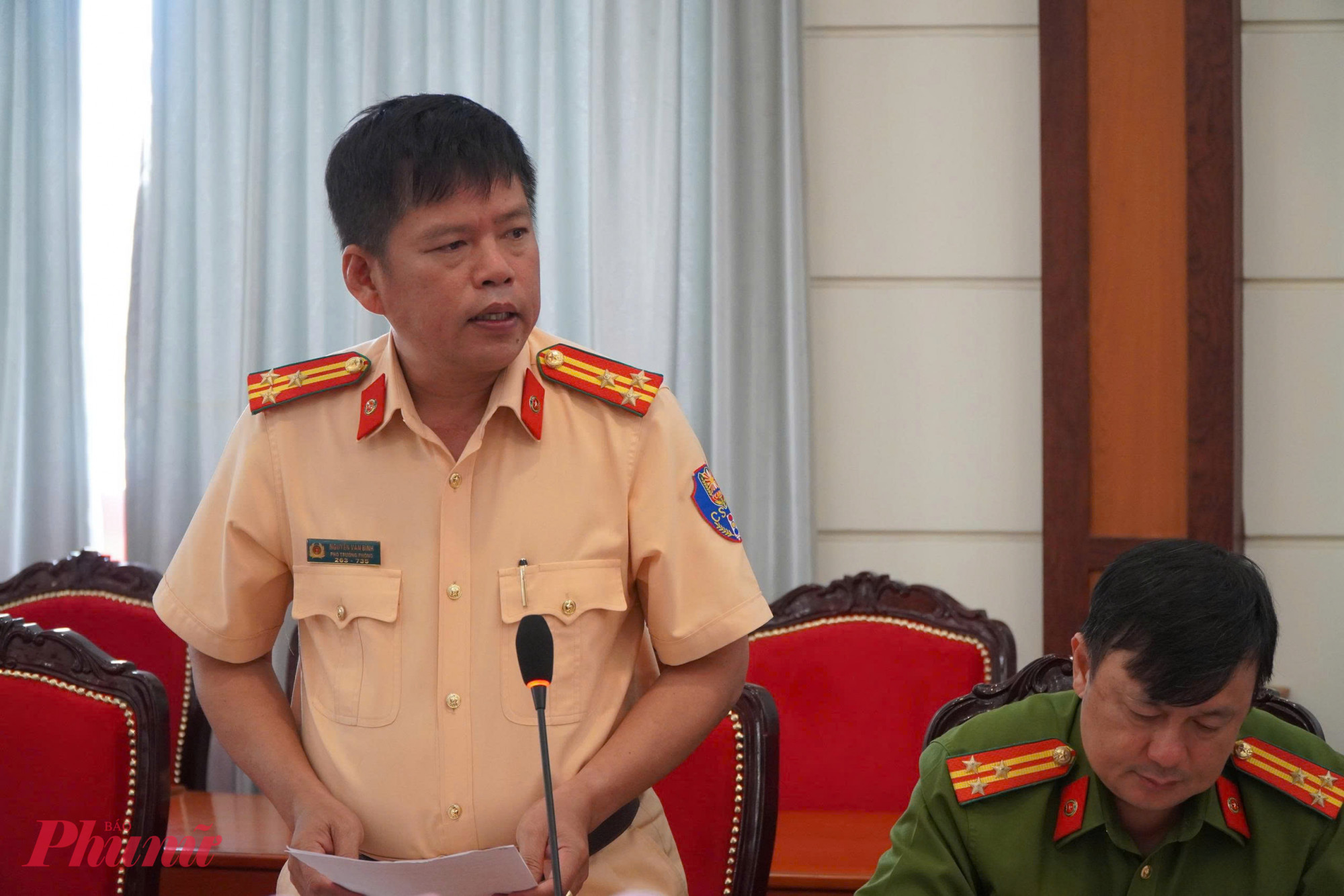 Thượng tá Nguyễn Văn Bình - Phó trưởng phòng CSGT, Công an TPHCM - đóng góp ý kiến tại hội nghị - Ảnh: Thanh Tâm