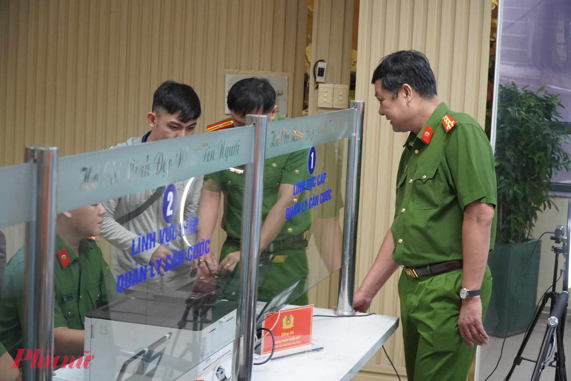 Đại tá Nguyễn Đình Dương - Phó Giám đốc Công an TPHCM khảo sát, động viên các cán bộ công an phường Sài Gòn trong ngày đầu tiếp nhận hồ sơ tại bộ phận một cửa - Ảnh: Thanh Tâm