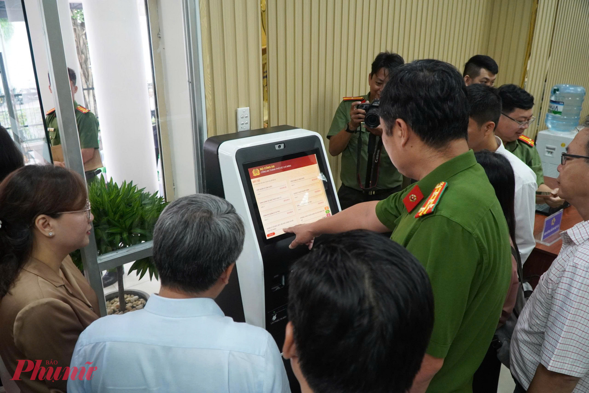 Mô hình “một cửa” công an phường mang đến không gian làm việc hiện đại, chuyên nghiệp và gần gũi với người dân - Ảnh: Thanh Tâm