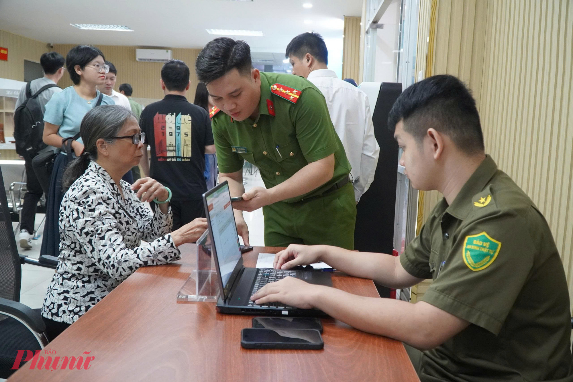 Người dân đến làm thủ tục cư trú tại bộ phận “một cửa” công an phường trong buổi sáng đầu tiên ra mắt mô hình mới - Ảnh: Thanh Tâm