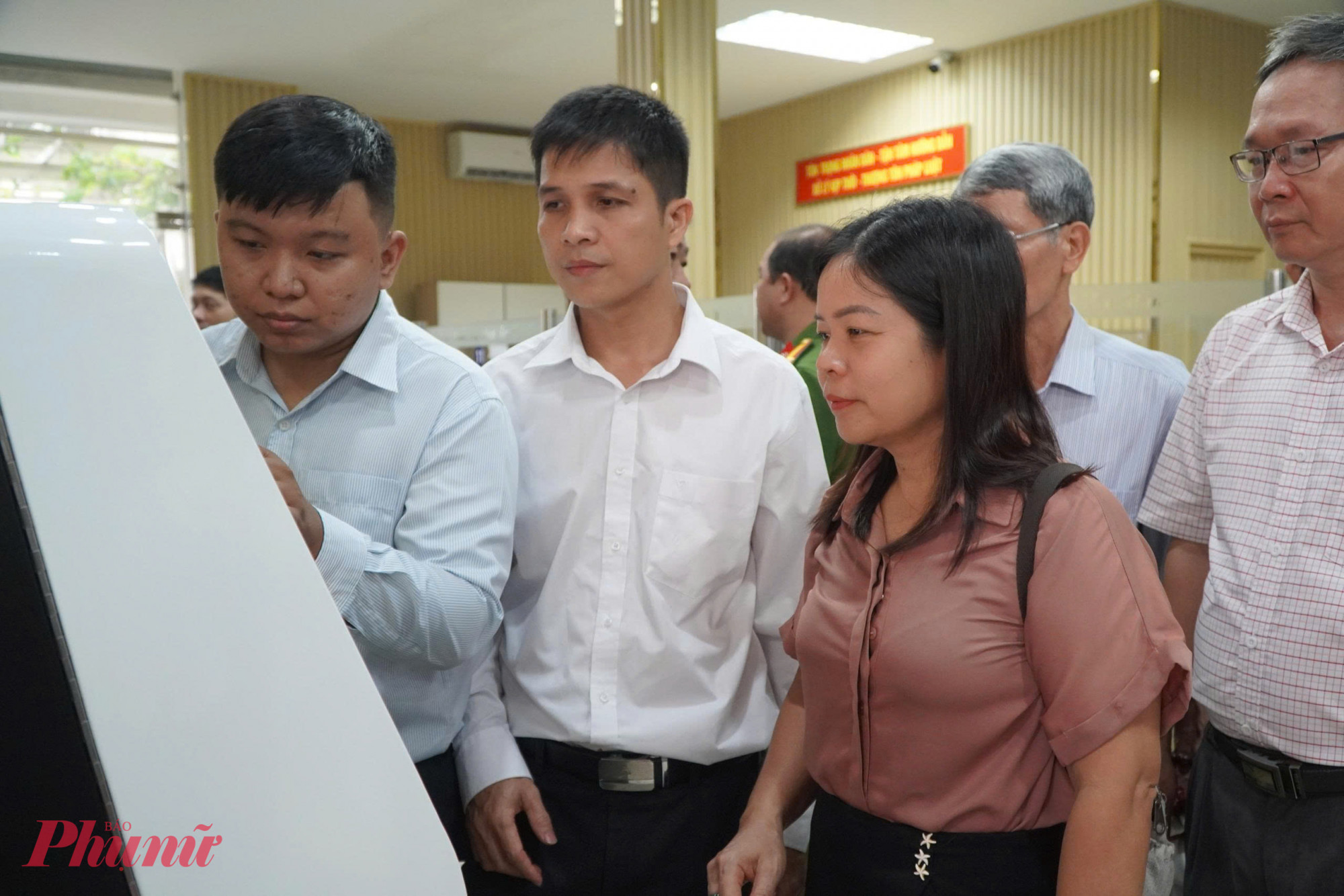 Người dân phấn khởi khi được hướng dẫn tận tình và nhận kết quả ngay tại chỗ mà không phải chờ đợi lâu - Ảnh: Thanh Tâm