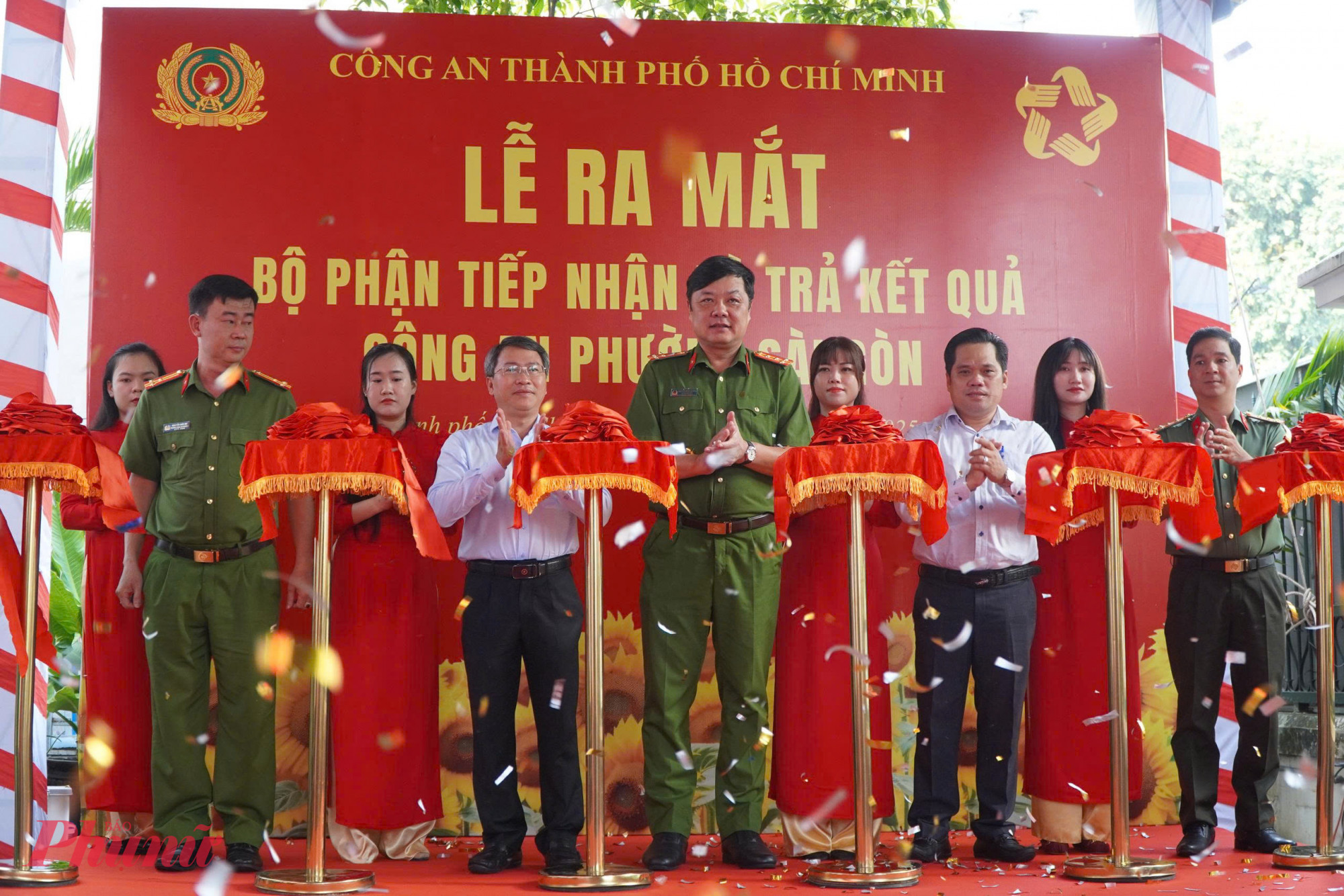 Đại tá Nguyễn Đình Dương - Phó Giám đốc Công an TPHCM cắt băng ra mắt bộ phận một cửa tại trụ sở công an phường Sài Gòn - Ảnh: Thanh Tâm