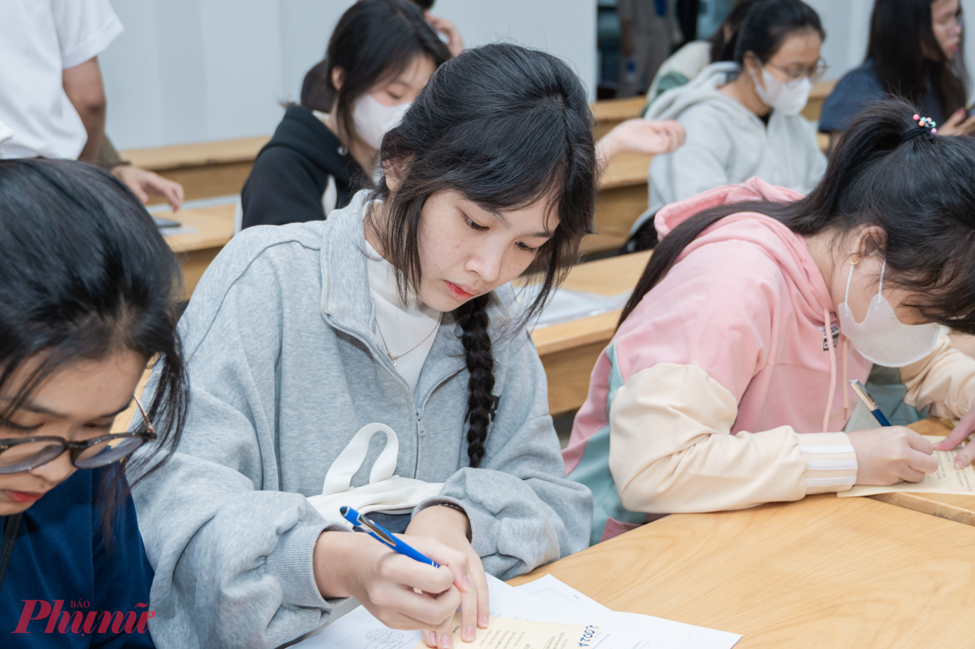 Tân sinh viên làm thủ tục nhập học tại Trường đại học Công Thương TPHCM hồi tháng 9- Ảnh: N.L
