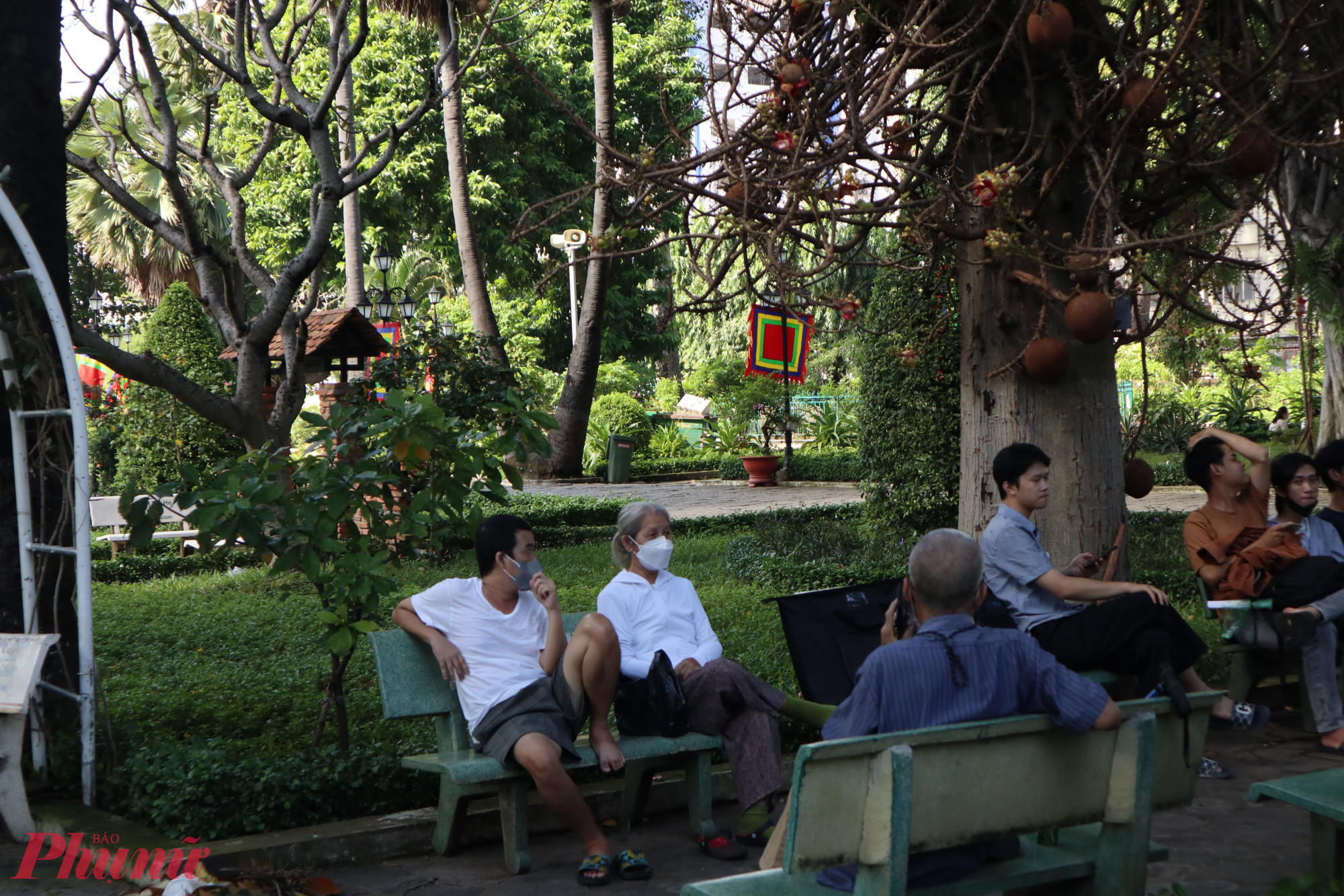 Giữa nhịp sống ồn ào, Lăng Ông – Bà Chiểu trở thành khoảng xanh yên ả, nơi người dân tìm đến ngồi hóng mát, trò chuyện, tận hưởng chút thanh bình hiếm hoi của Sài Gòn.