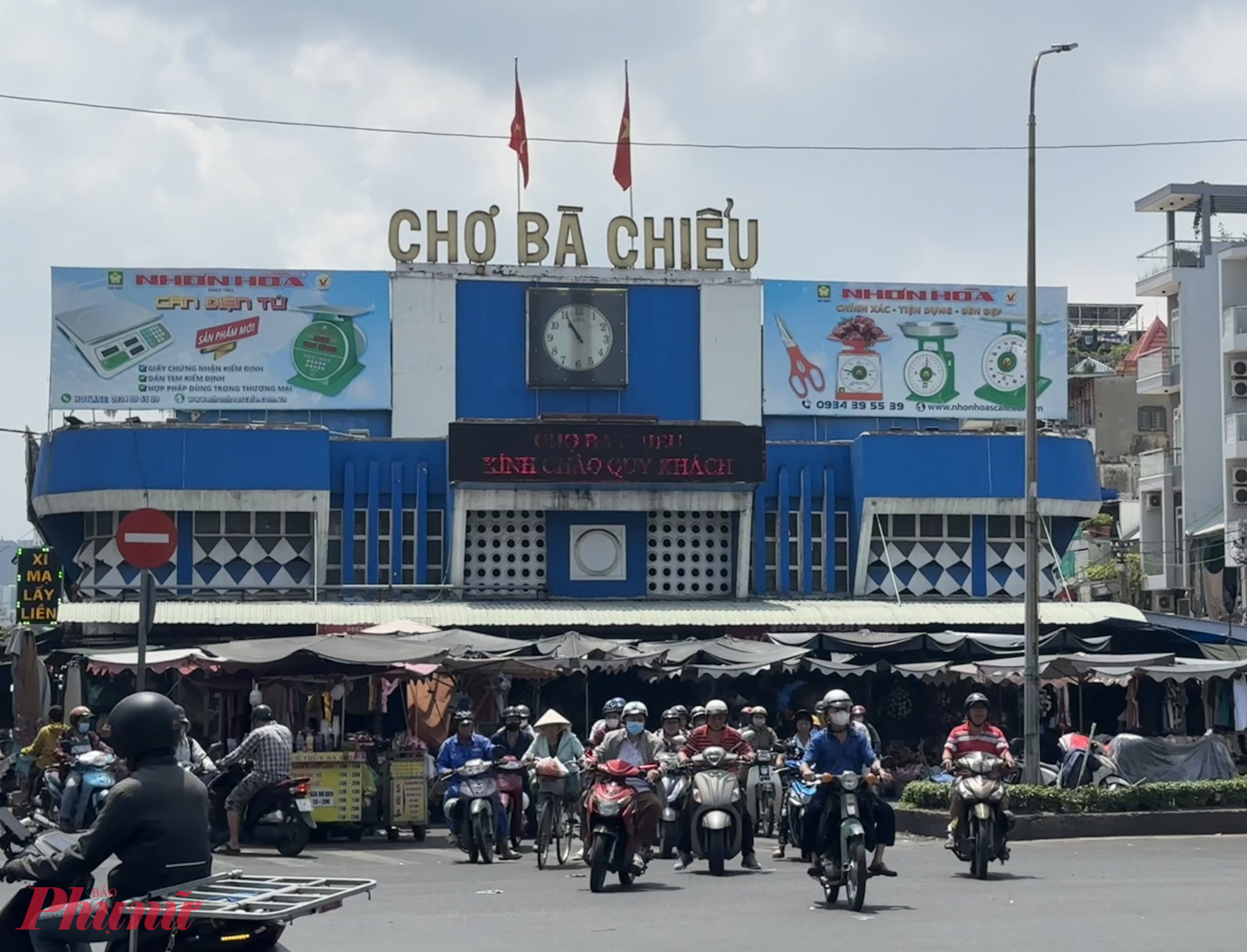 Cổng chợ Bà Chiểu vẫn sừng sững giữa phố phường tấp nập, như chứng nhân cho bao đổi thay của vùng đất Gia Định xưa – nay là trái tim sôi động của quận Bình Thạnh.