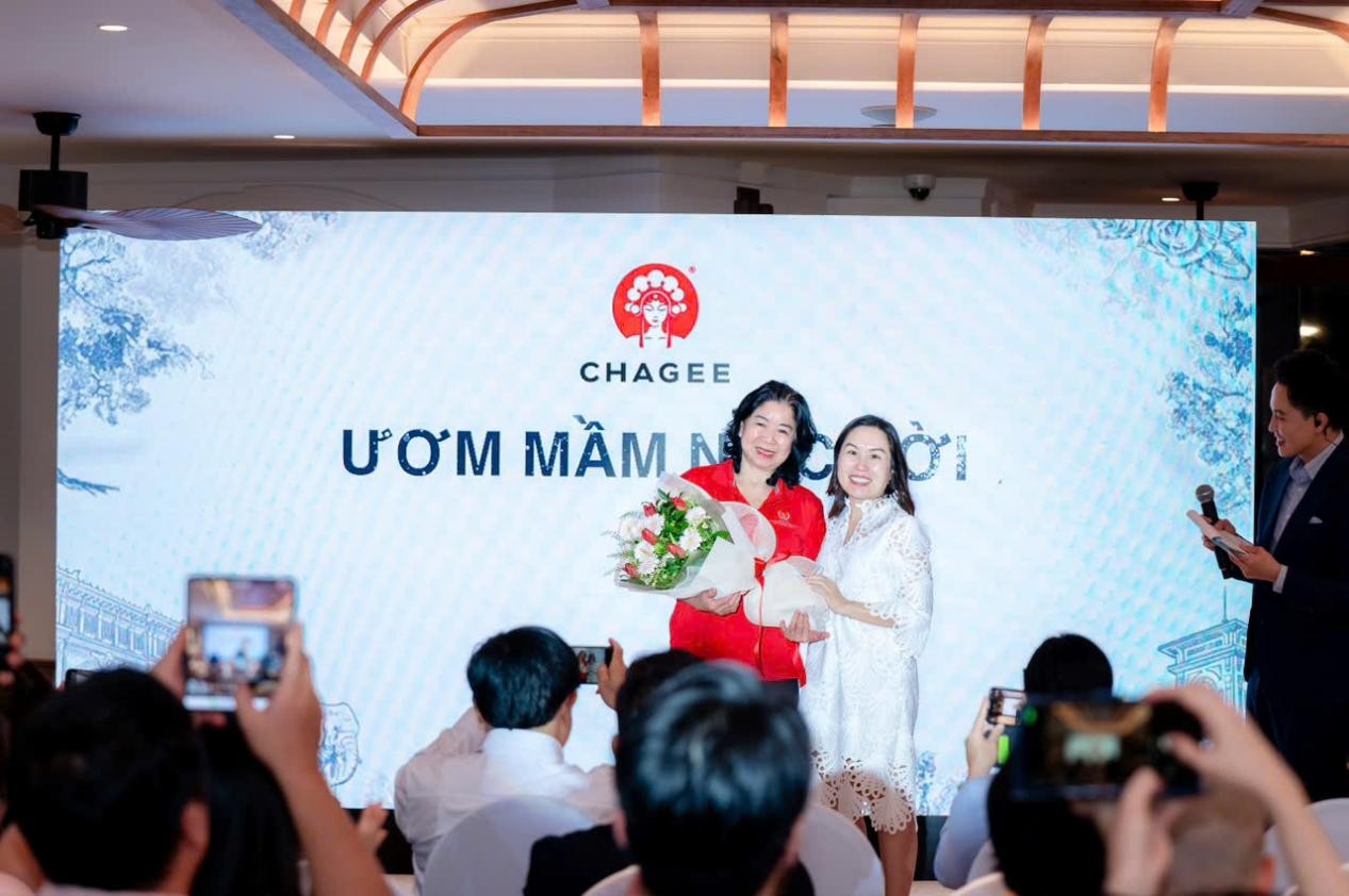 Bà Võ Thị Thiên Nga - Giám đốc Chagee Việt Nam và bà Nguyễn Thị Bích Ngọc - Chủ tịch Hội Bảo trợ Người khuyết tật và Trẻ mồ côi TPHCM - phát biểu tại chương trình - Ảnh: CHAGEE Việt Nam