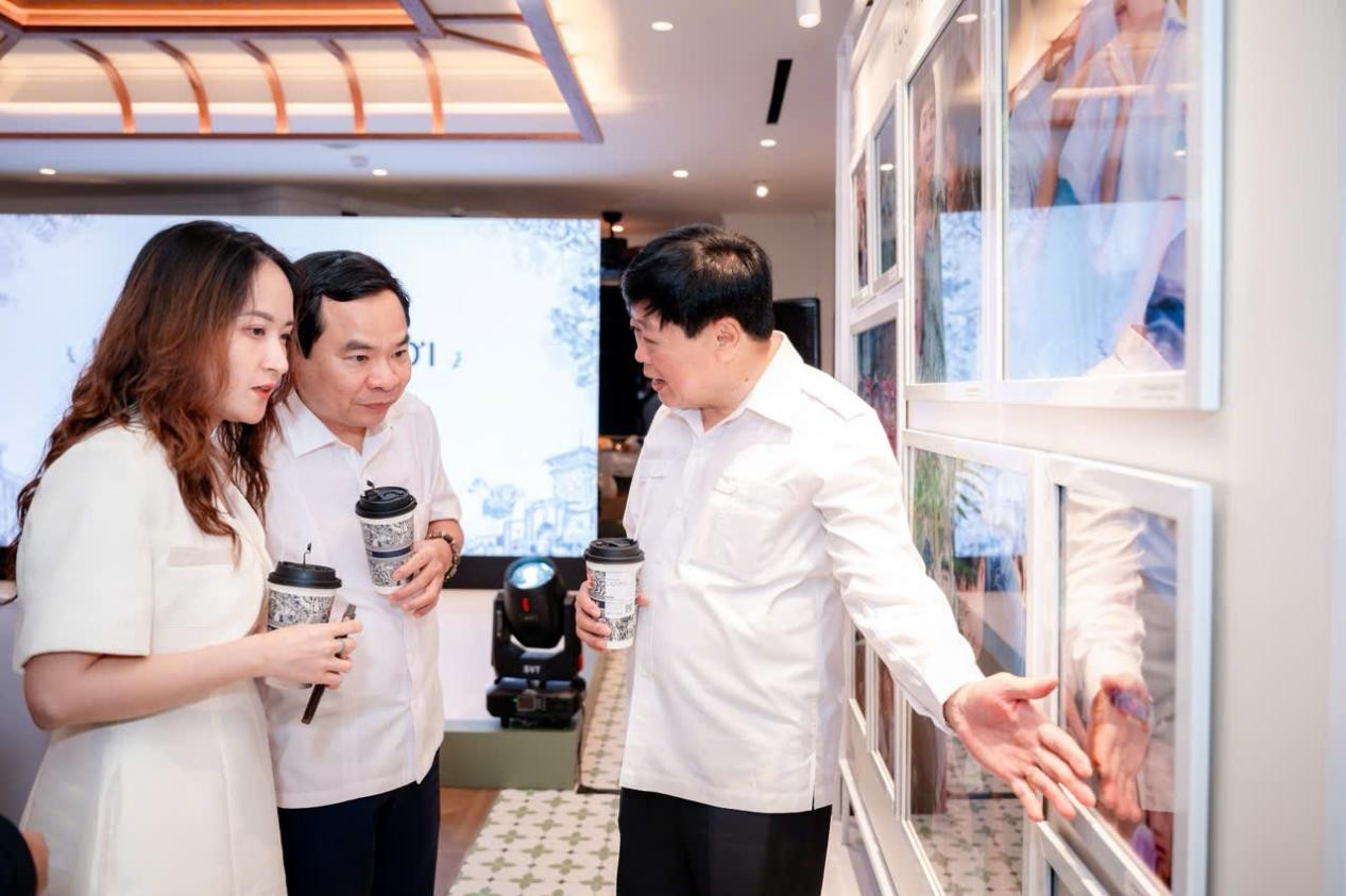 PGS.TS.Nhà văn Nguyễn Thế Kỷ - nguyên Tổng giám đốc Đài Tiếng nói Việt Nam, nhà báo Nguyễn Khắc Năm - Giám đốc Đài Tiếng nói Việt Nam tại TPHCM và bà Vũ Thị Thùy Dung - Giám đốc Marketing CHAGEE Việt Nam - tham quan không gian trưng bày hình ảnh của các trẻ em vùng cao tại chương trình - Ảnh CHAGEE Việt Nam