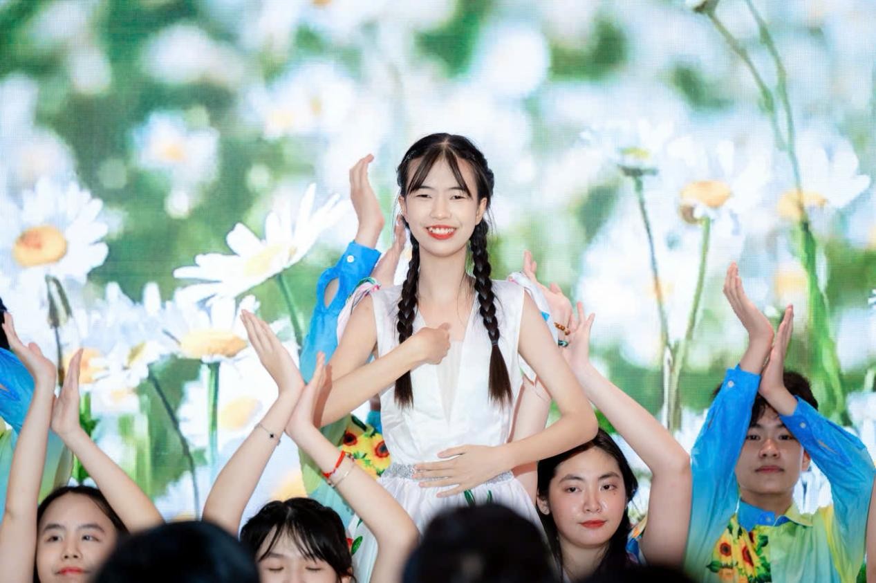 Tiết mục múa do các trẻ em ở trường khiếm thính chuyên biệt hy vọng Bình Thạnh thể hiện - Ảnh: CHAGEE Việt Nam
