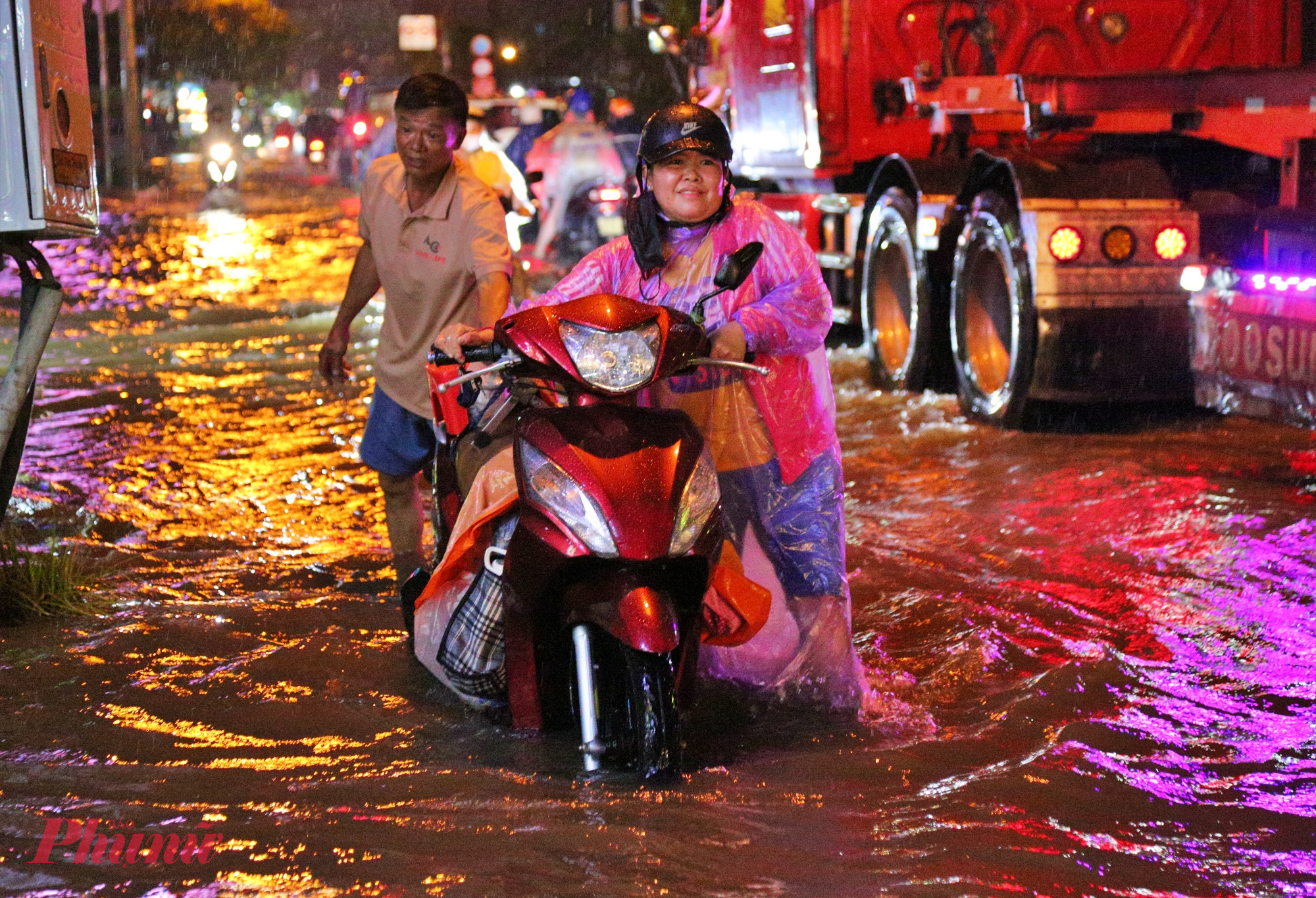 Các phương tiện lưu thông qua đây gặp rất nhiều khó khăn, hàng loạt xe máy chết máy giữa dòng nước, người dân phải dắt bộ trong làn nước đục ngầu. 