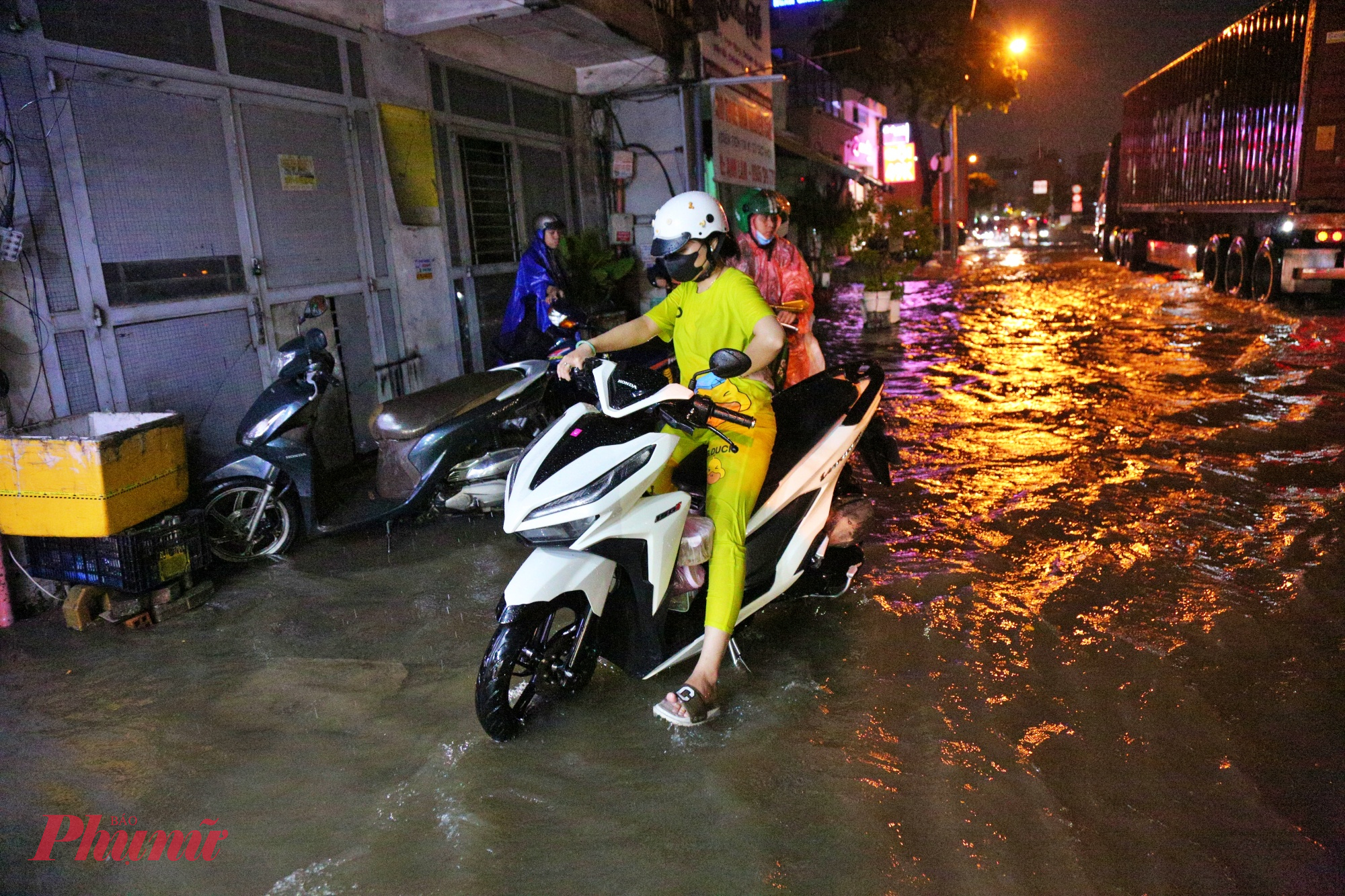 Do đường bị ngập sâu, nhiều người đi xe máy phải tấp vào vỉa hè chờ tạnh mưa và nước rút mới dám về nhà, số khác thì quay xe đi đường tránh. 