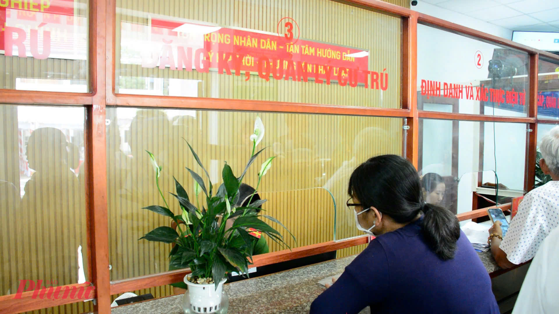 Người dân tham quan và thực hiện các thủ tịch tại Mô hình Một cửa vừa mới ra mắt 