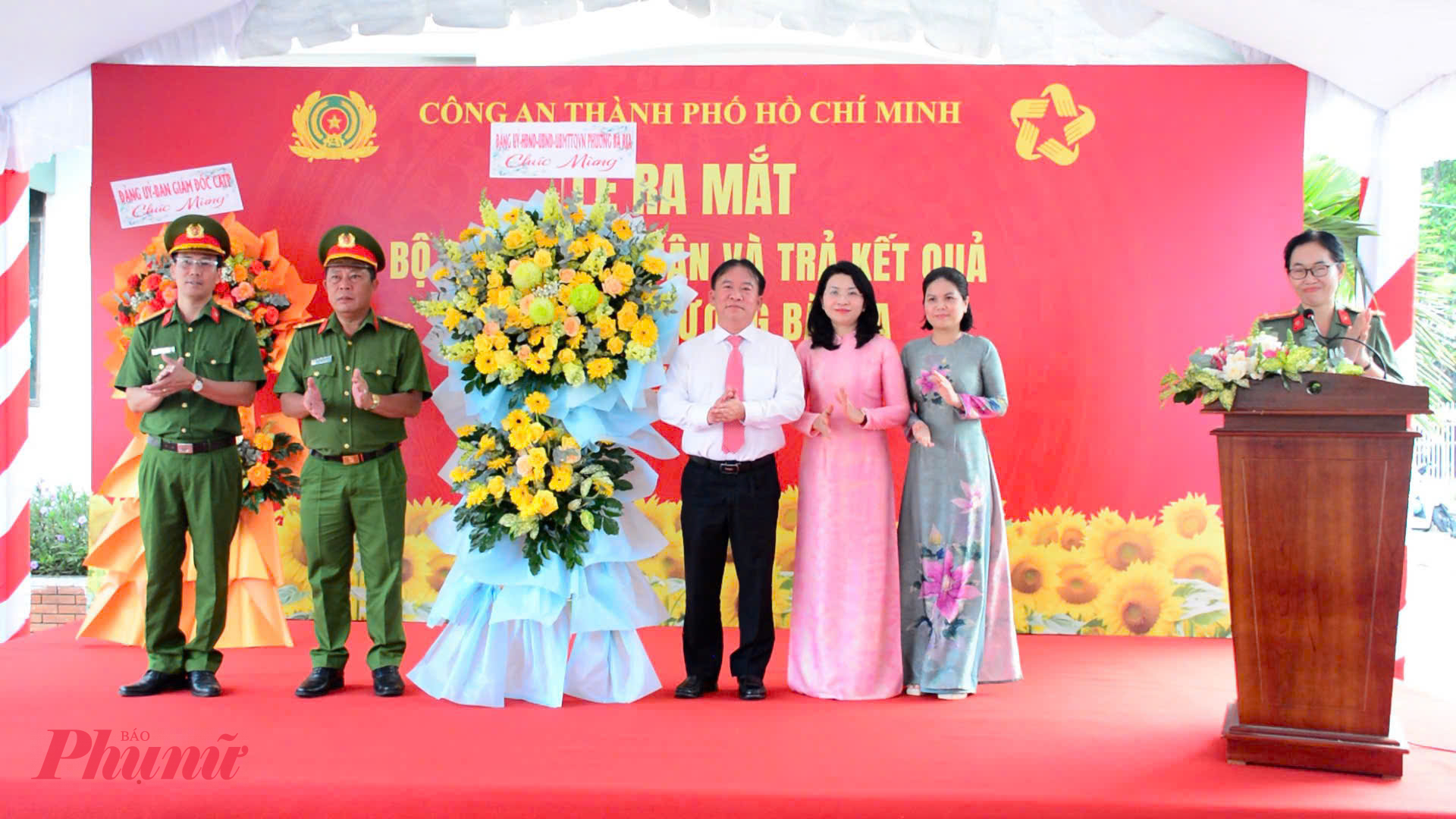 Lãnh đạo phường Bà Rịa tặng hoa chúc mừng ra mắt Mô hình Một cửa - Ảnh: Bích Liên 