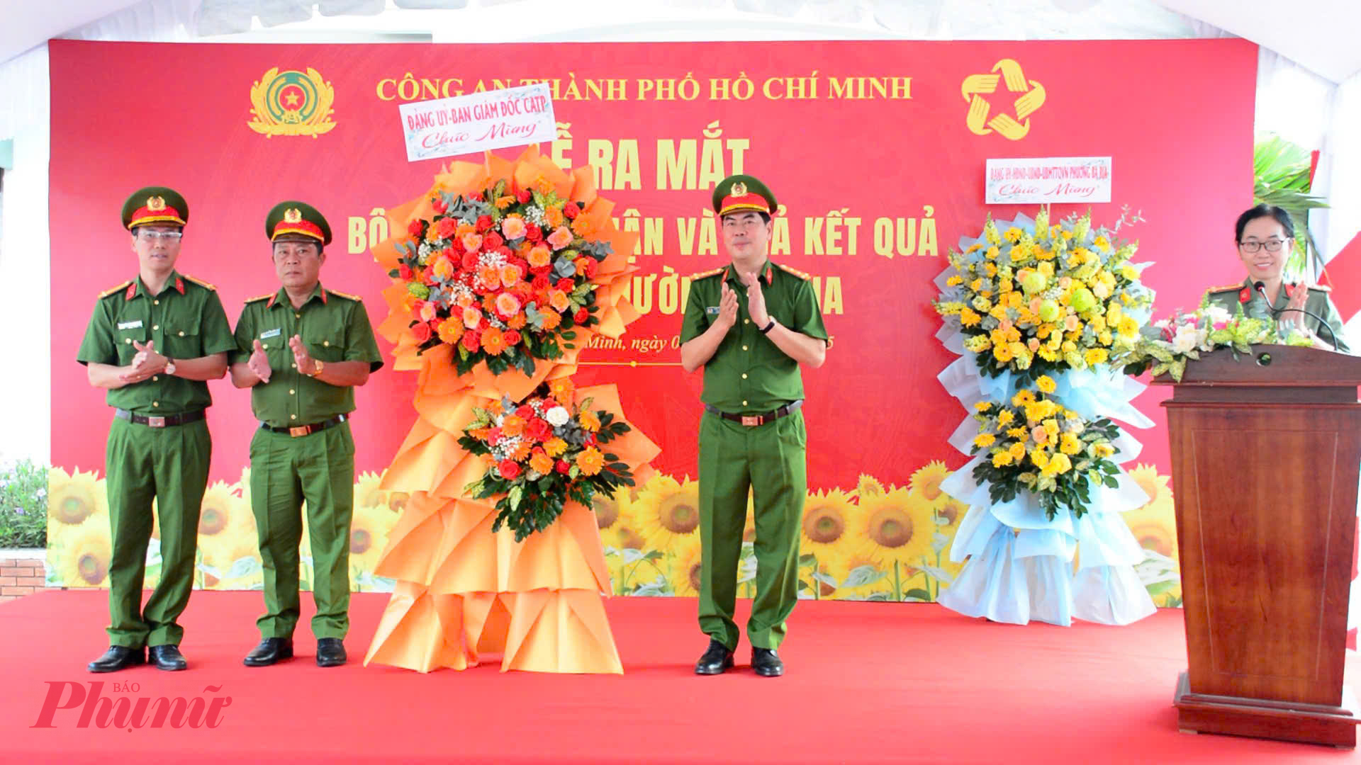 Đảng ủy - Ban Giám đốc Công an TPHCM - tặng hoa chức mừng - Ảnh: Bích Liên 