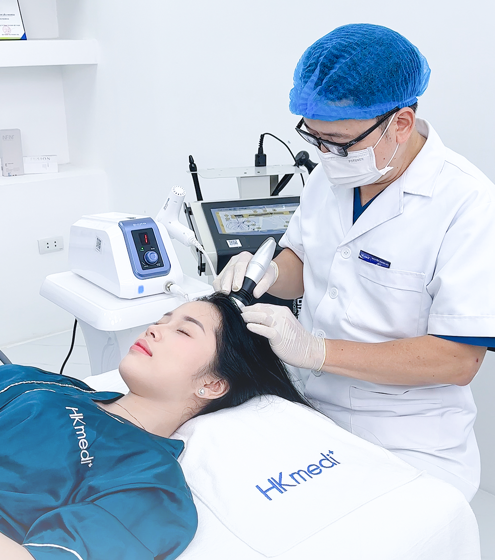 BS Nguyễn Thanh Hải trực tiếp điều trị cho khách hàng tại Hkmedi - Ảnh: HKmedi