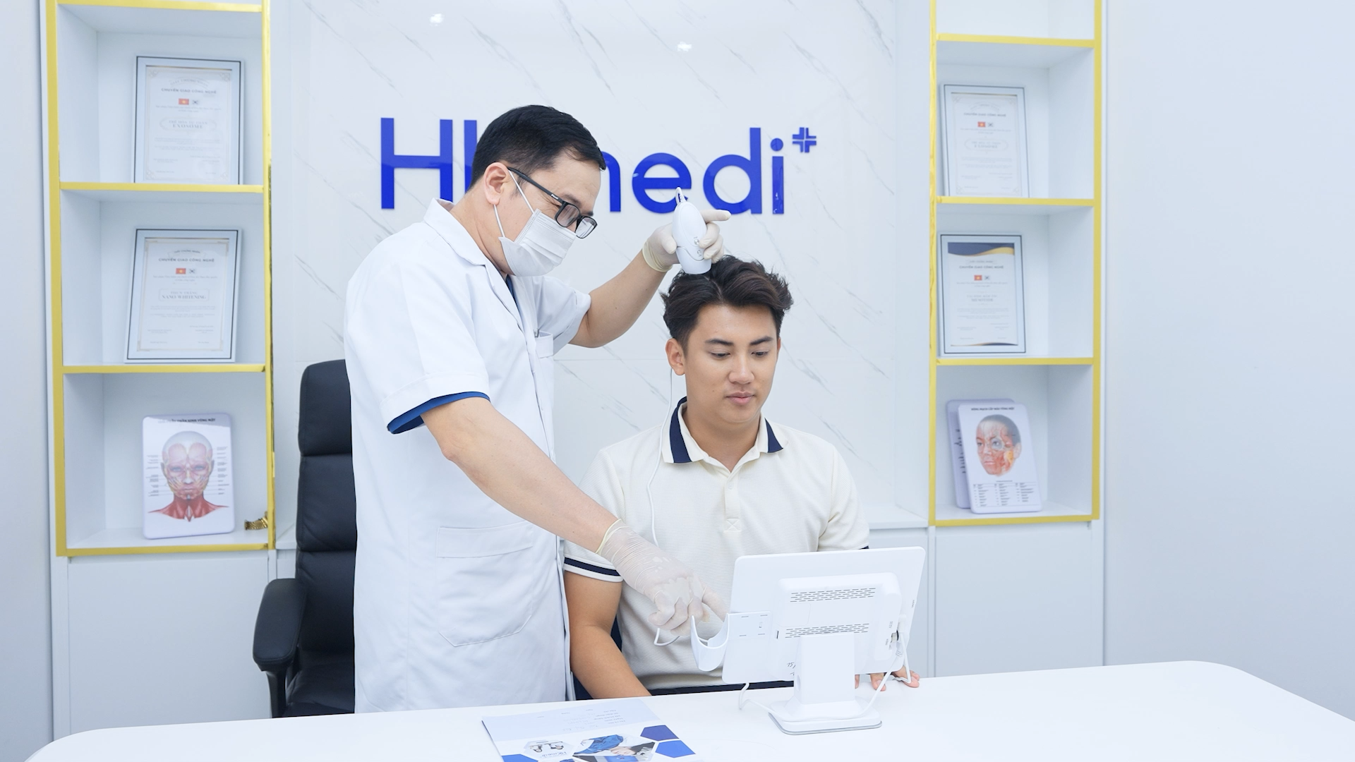 Bác sĩ Hải thăm khám tình trạng rụng tóc của khách hàng - Ảnh: HKmedi