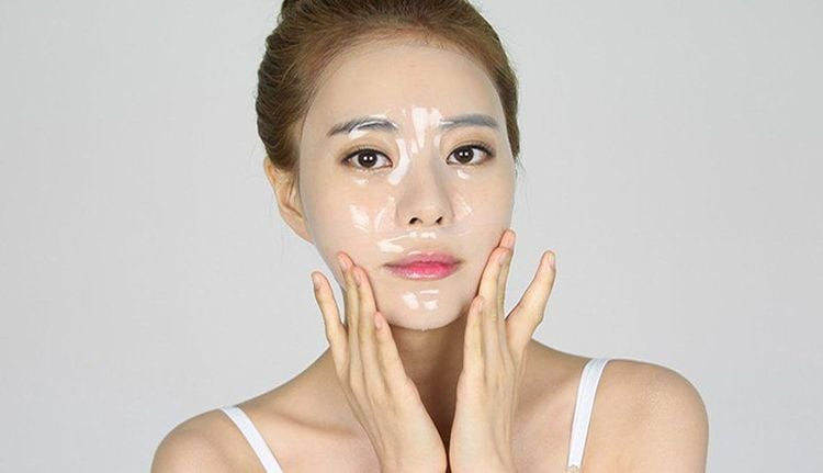 Với kết cấu dạng gel hoặc kem, mặt nạ ngủ hoạt động suốt đêm, cung cấp dưỡng chất khi da đang ở trạng thái tái tạo mạnh nhất. Đây là lựa chọn lý tưởng cho làn da khô, sạm hoặc mệt mỏi sau ngày dài. Bạn chỉ cần thoa một lớp mỏng, để qua đêm và rửa sạch vào sáng hôm sau. Những sản phẩm chứa vitamin E, ceramide hoặc niacinamide sẽ giúp da mềm mịn và sáng rõ hơn sau mỗi lần sử dụng.