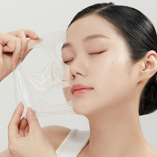 Mặt nạ lột giúp lấy đi lớp tế bào chết, bụi bẩn và nhân mụn nhỏ, trả lại bề mặt da mịn màng, sáng bóng. Tuy nhiên, vì khả năng “lột” mạnh, bạn nên giới hạn sử dụng 1–2 lần/tuần để tránh gây kích ứng. Khi chọn sản phẩm, ưu tiên loại có thành phần thiên nhiên như than hoạt tính hoặc chiết xuất trà xanh để làm sạch mà vẫn dịu nhẹ cho da.