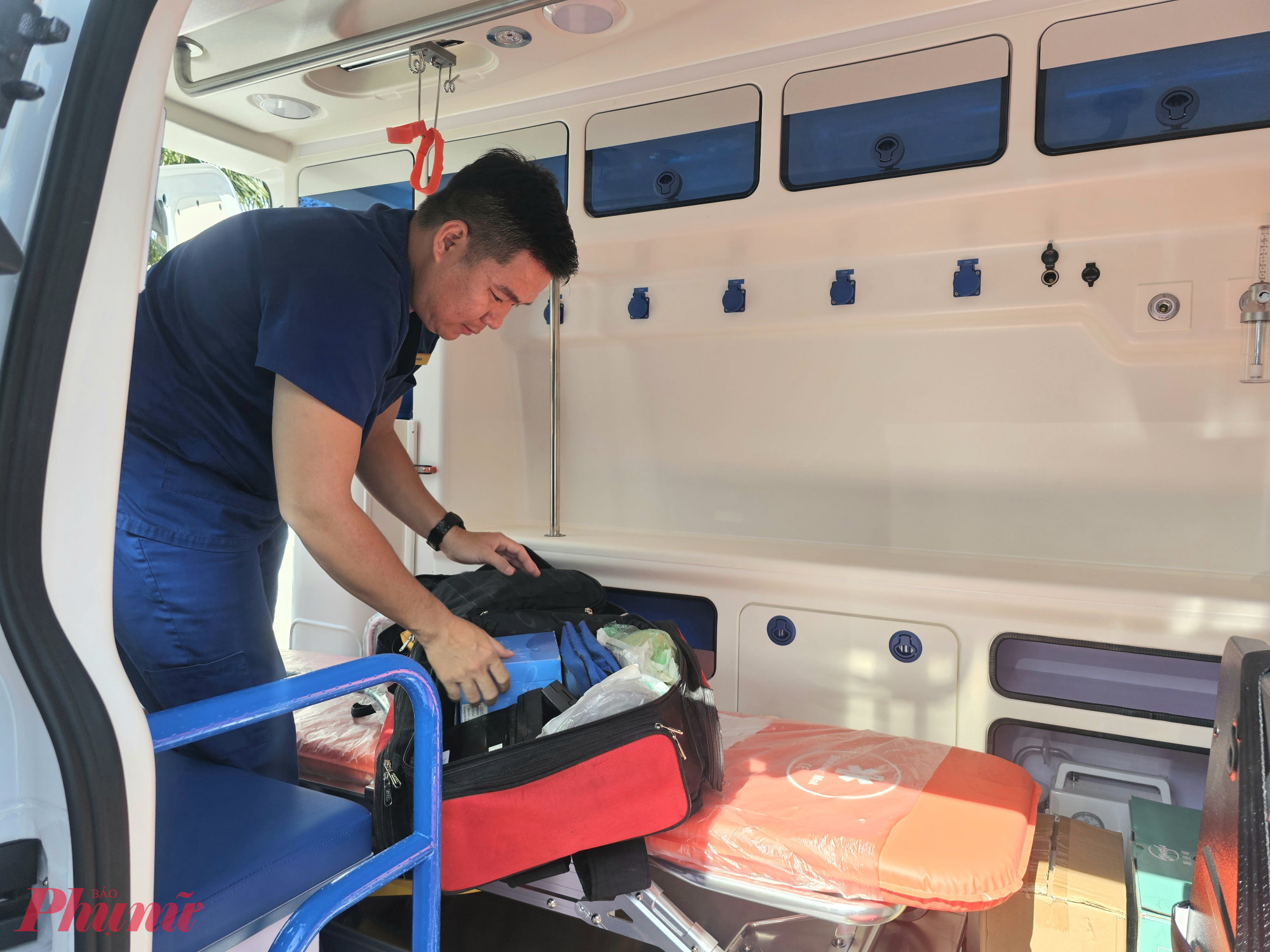 Nội thất xe cấp cứu hiện đại theo tiêu chuẩn quốc tế được Vingroup bàn giao cho Sở Y tế tỉnh An Giang - Ảnh Phú Hữu