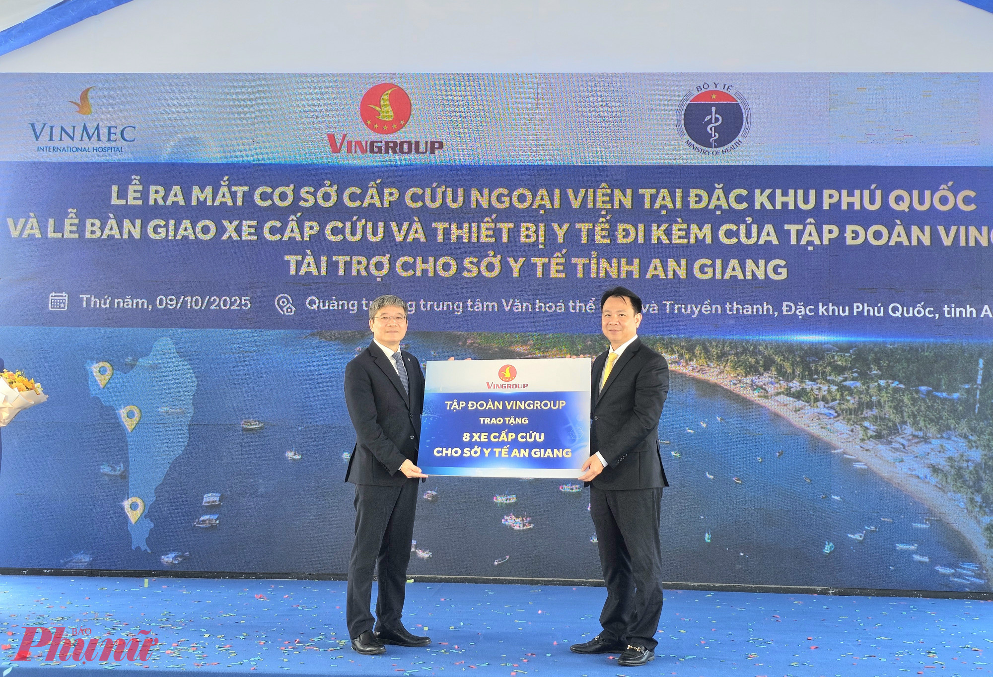 Tập đoàn Vingroup bàn giao 8 xe cấp cứu đạt chuẩn quốc tế cho Sở Y tế An Giang - Ảnh Phú Hữu