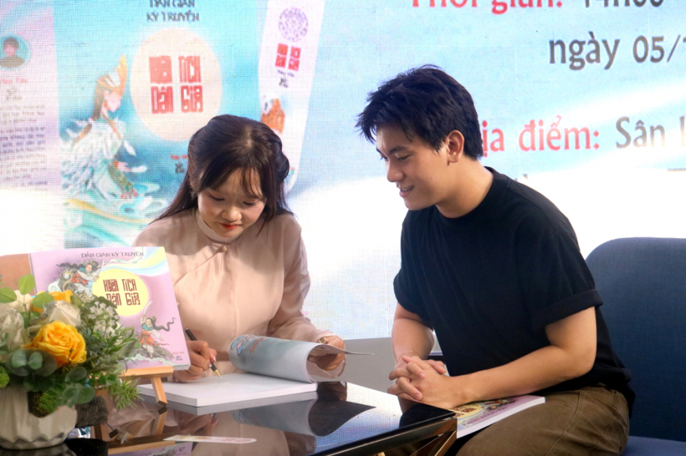 Tác giả Thủy Tiên ký tặng sách tại buổi giao lưu và ra mắt Huyền tích dân gian - ẢNH: HỒNG NGA