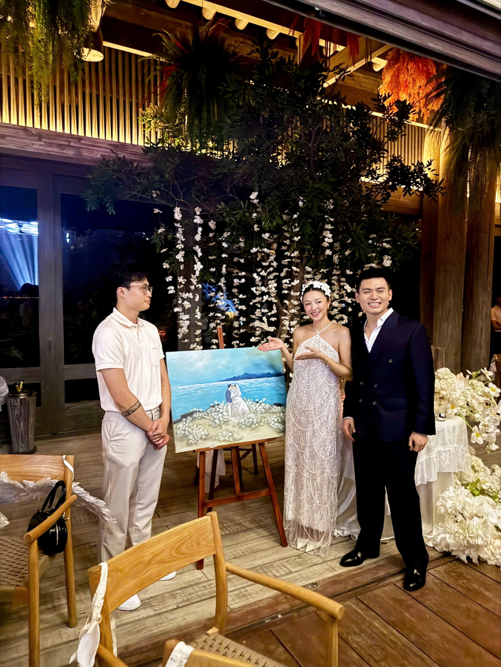 Người vẽ khoảnh khắc đám cưới Đặng Thanh Hiển bên cạnh tác phẩm được hoàn thiện tại đám cưới - Ảnh do nhân vật cung cấp