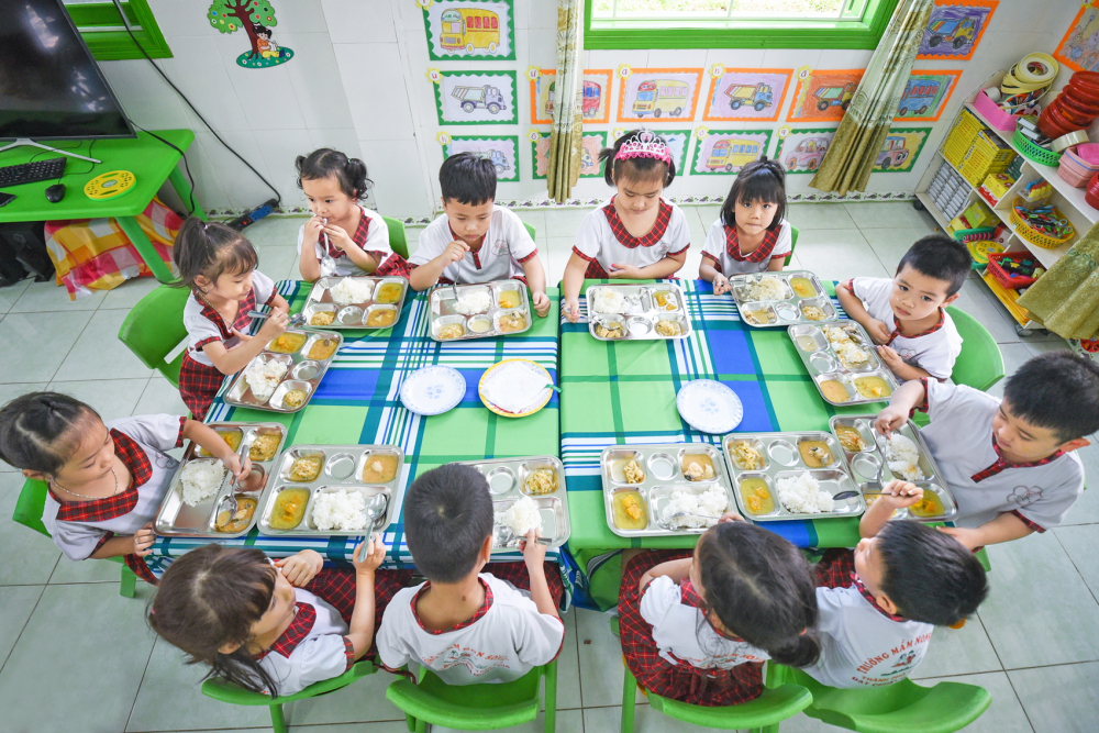 Cải thiện chiều cao từ bữa ăn, buổi tập ở học đường Bữa ăn học đường cần luật hóa để góp phần phát triển thể chất cho trẻ - ẢNH: THU NGA (chụp tại Trường mầm non Sơn Ca, TP Đà Nẵng)