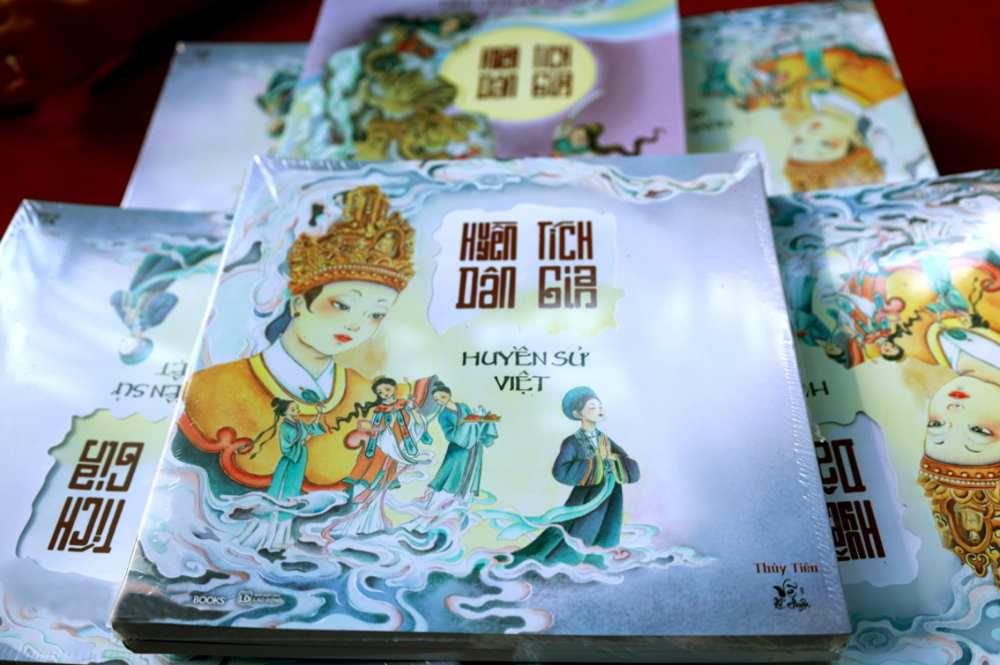Bộ sách Huyền tích dân gian gồm 2 tập: Huyền sử Việt và Dân gian kỳ truyện - ẢNH: HỒNG NGA
