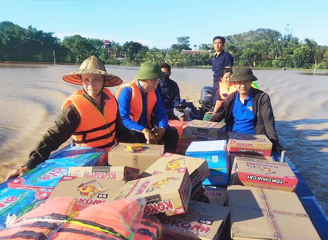 Cả nước chung sức hỗ trợ người dân vùng lũ lụt Người dân xã Hương Sơn, TP Hà Nội đưa đò sang cứu trợ người dân tỉnh Bắc Ninh - Ảnh do Hợp tác xã Du lịch Chùa Hương cung cấp