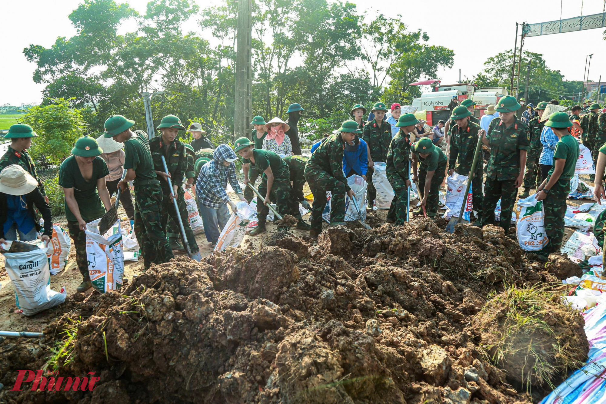 Chính quyền địa phương, lực lượng chức năng, quân đội cùng người dân vẫn đang tích cực bồi đất, đắp đê, phòng ngừa lượng nước tiếp tục tăng lên tràn qua khu vực đê chính ảnh hưởng đến các hộ dân sinh sống.
