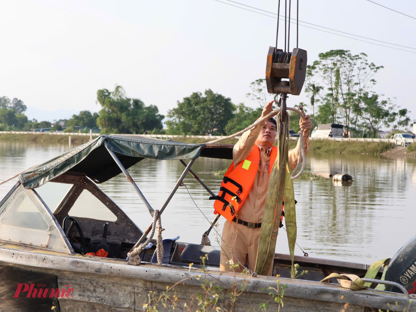 Cũng trong ngày hôm nay, Phòng Cảnh sát giao thông (Công an TP Hà Nội) đã huy động lực lượng, phương tiện phối hợp với các đơn vị chức năng, chính quyền địa phương hỗ trợ người dân di dời tài sản, phương tiện đến nơi an toàn.