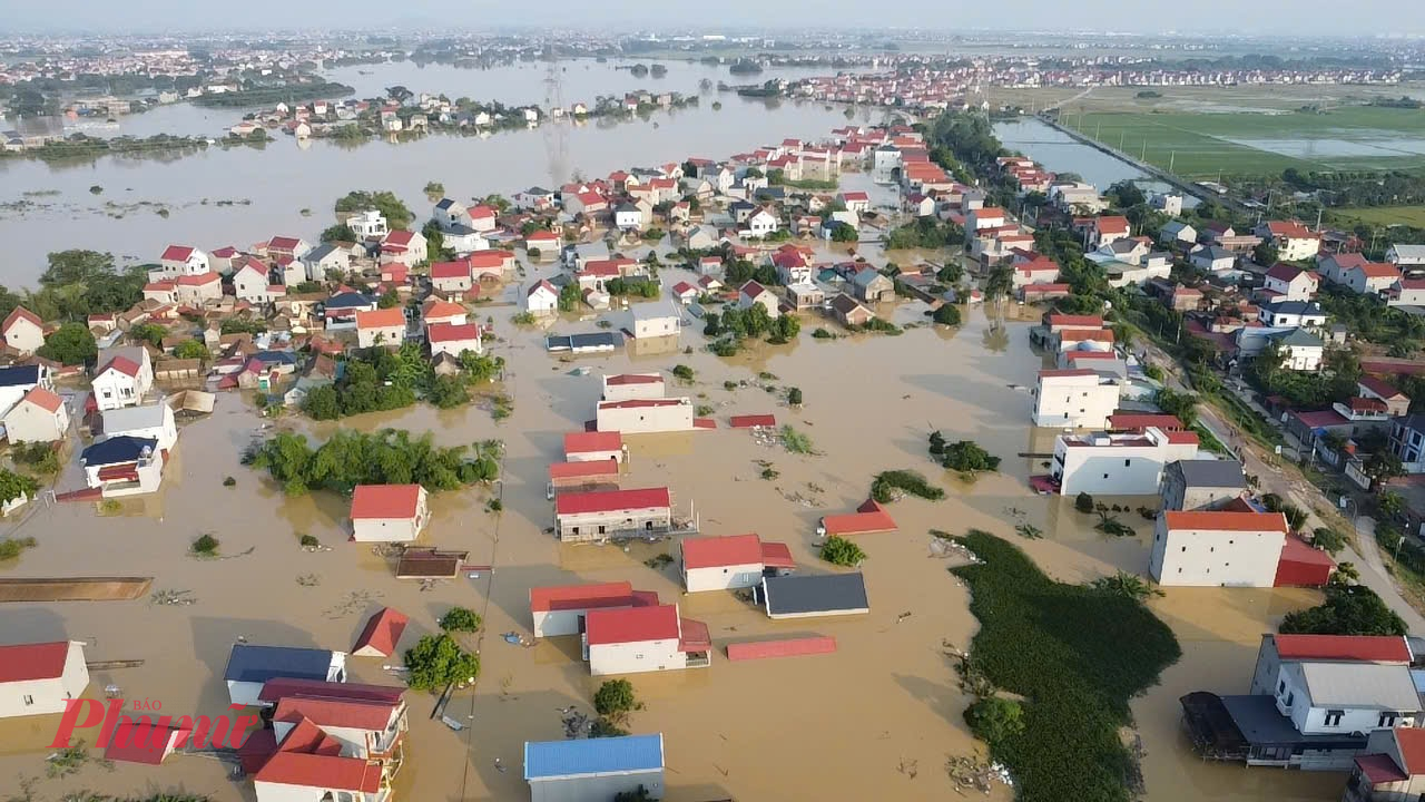 Đến đầu giờ chiều cùng ngày, nước sông Cầu gần như đã nuốt trọn khu dân cư ở ven sông. Chính quyền địa phương, lực lượng chức năng, quân đội cùng người dân vẫn đang tích cực bồi đất, đắp đê, phòng ngừa lượng nước tiếp tục tăng lên tràn qua khu vực đê chính ảnh hưởng đến các hộ dân sinh sống.