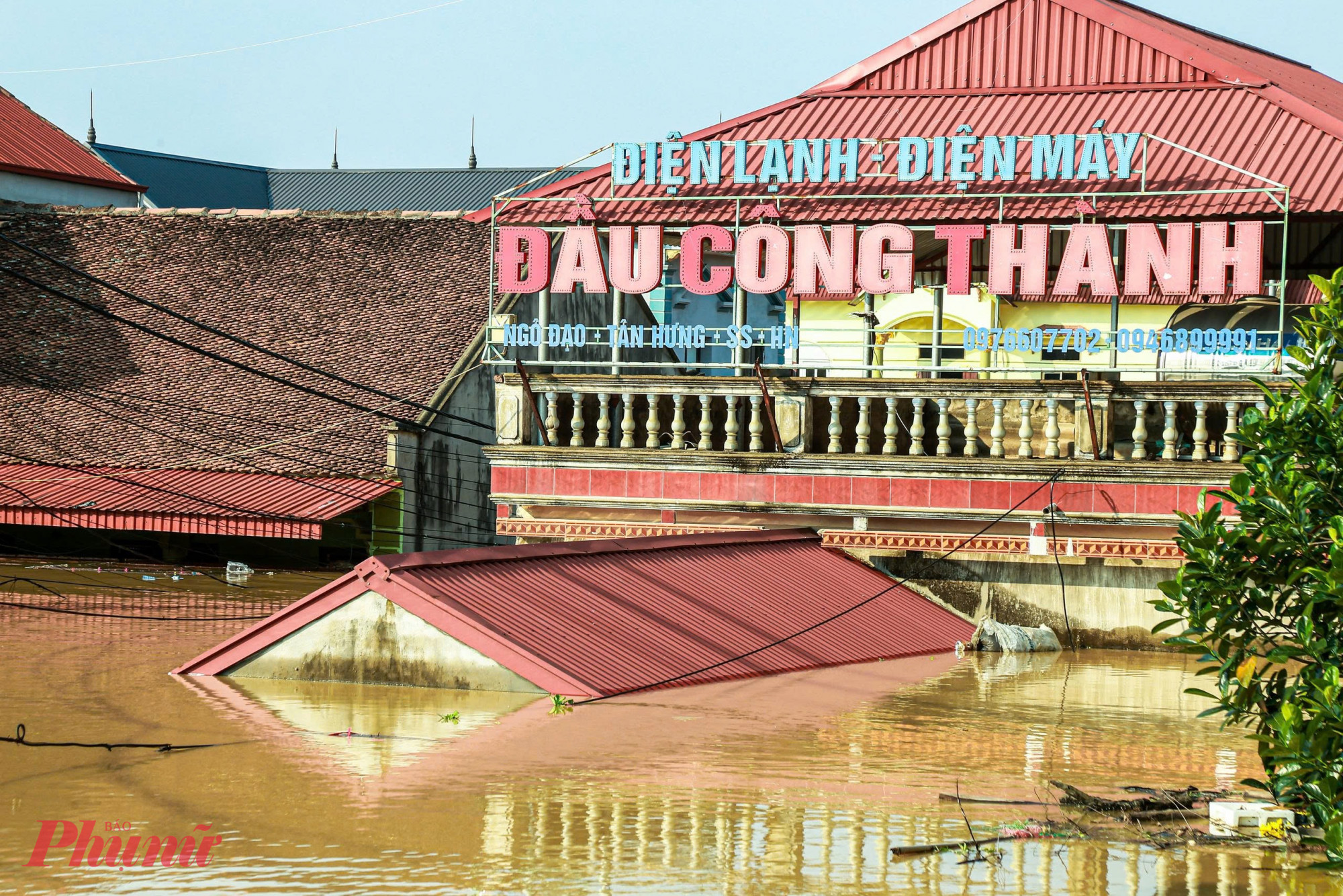 Cả một vùng chìm trong biển nước.