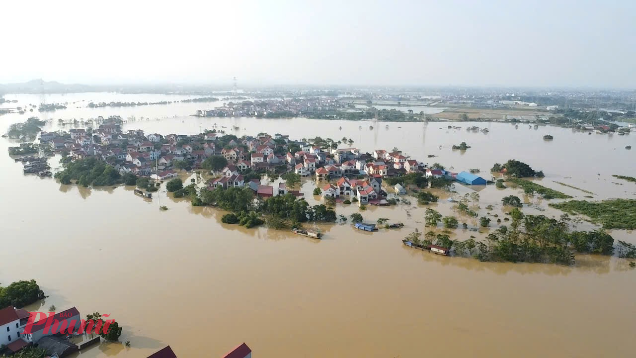 Tại xã Đa Phúc, đại diện UBND xã cho biết đã huy động hơn 4.000 người và phương tiện hỗ trợ sơ tán hơn 1.000 hộ dân với hơn 4.000 người sinh sống vùng ven sông, trũng thấp đến nơi an toàn.