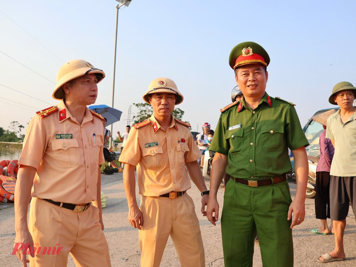 Trực tiếp chỉ đạo tại hiện trường, Thượng tá Nguyễn Chí Công - Phó Trưởng phòng Cảnh sát giao thông cho biết: “Lực lượng CSGT chủ động phương án ứng trực, sẵn sàng phối hợp cùng các đơn vị chức năng để bảo đảm an toàn tính mạng, tài sản của nhân dân trong mọi tình huống, không để người dân bị cô lập hoặc thiếu hỗ trợ.”