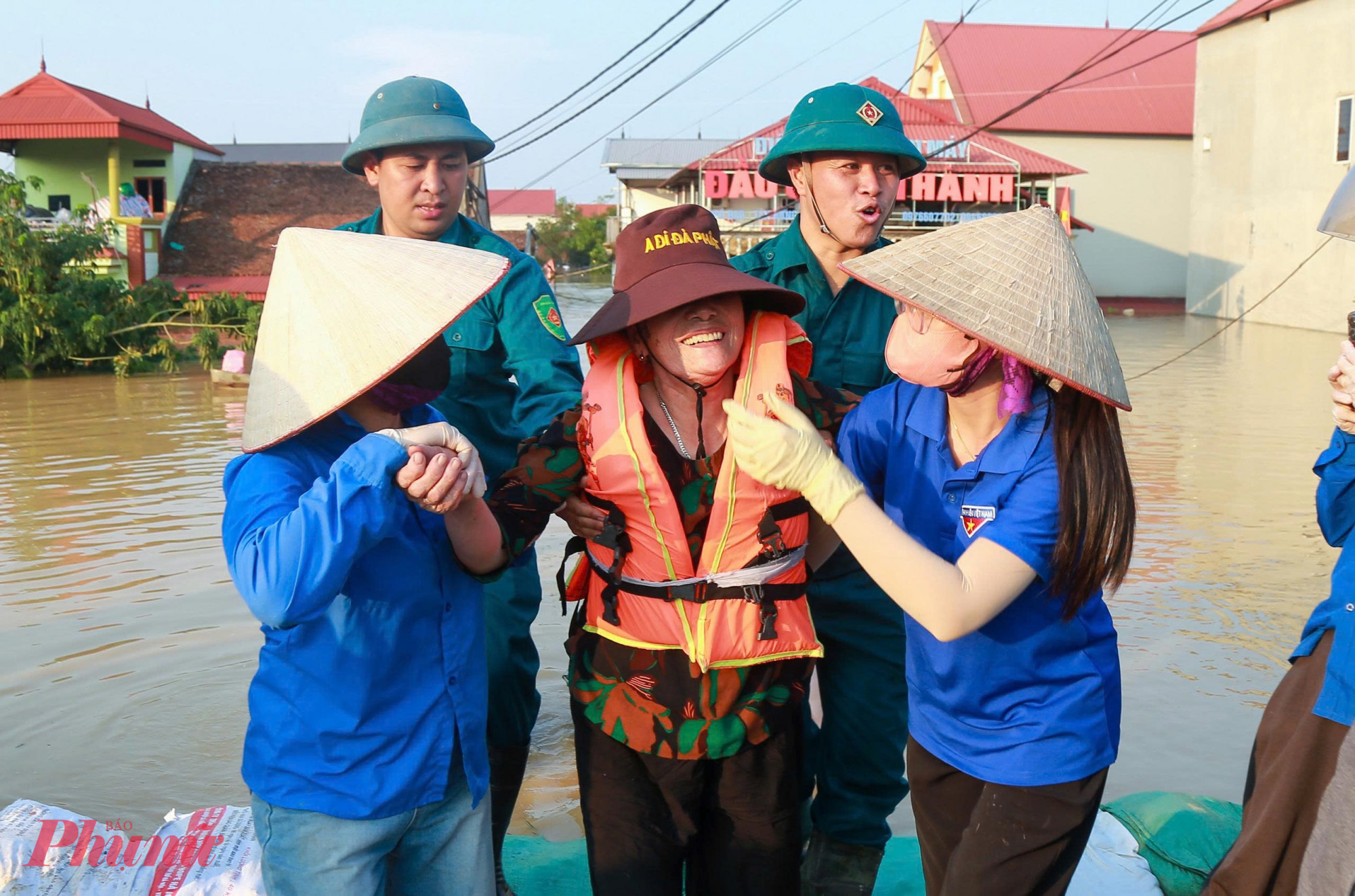 “Cả đời tôi chưa thấy nước lên cao thế này. Năm 1971, trong làng cũng xảy ra ngập nhưng không bằng đợt ngập lần này. Năm 2024, tưởng là ngập lịch sử rồi năm nay nước còn cao hơn.” Bà An nói.