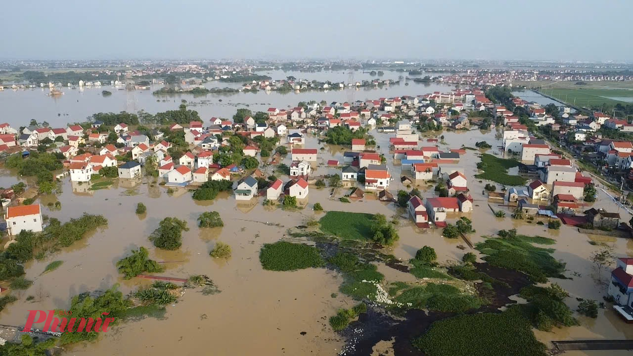 Người dân tại đây cho biết, từ hai ngày trước, chính quyền địa phương đã thông báo mực nước sông cầu ở mức báo động 3 và sơ tán các hộ dân khu vực nguy hiểm. Từ ngày hôm qua, người dân cùng các lực lượng chức năng đã gia cố thêm tại phần đê quai, tuy nhiên lượng nước lên quá nhanh, đã nuốt trọn những căn nhà cấp 4, một số ngôi nhà cao tầng nước đã dâng lên đến tầng 2.