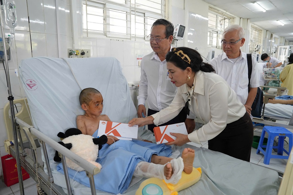 Doanh nhân Đặng Thị Kim Oanh: “Trách nhiệm của doanh nghiệp là chung tay với cộng đồng” Bà Đang thị Kim Oanh thăm hỏi và trao quà hỗ trợ nạn nhân trong bão số 3 Yagi năm 2024 tại Bệnh viện đa khoa Lào Cai - Ảnh: Quỹ Khởi Sự Từ Tâm