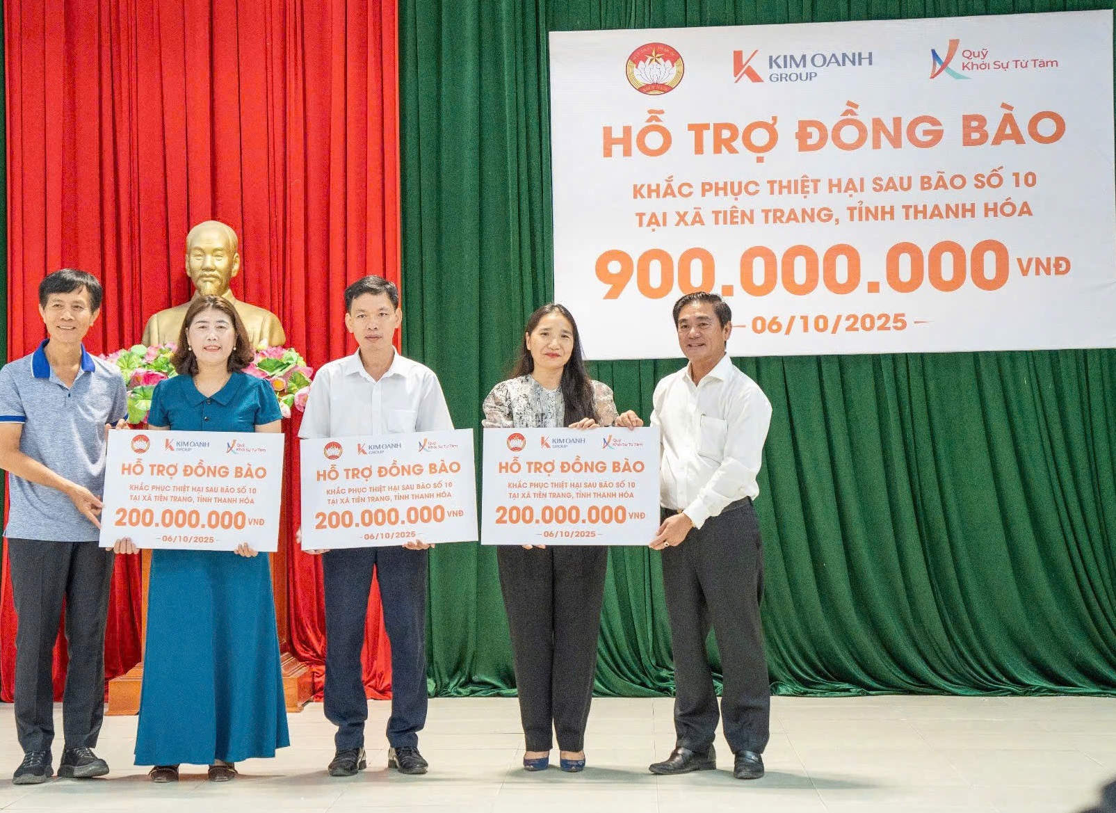Doanh nhân Đặng Thị Kim Oanh: “Trách nhiệm của doanh nghiệp là chung tay với cộng đồng” Ông Nguyễn Thuận - Phó chủ tịch HĐQT Kim Oanh Group trực tiếp về xã Tiên Trang, tỉnh Thanh Hóa thăm hỏi và trao tặng 900 triệu đồng giúp 5 hộ dân nghèo khó khăn và 3 trường học bị thiệt hại trong bãi số 10 - Ảnh: Quỹ Khởi Sự Từ Tâm