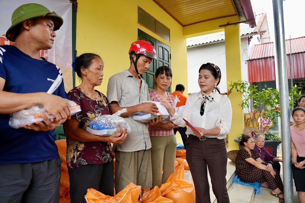 Doanh nhân Đặng Thị Kim Oanh: “Trách nhiệm của doanh nghiệp là chung tay với cộng đồng” Bà Kim Oanh hỗ trợ gạo và tiền mặt giúp bà con ở tỉnh Yên Bái sau bão Yagi năm 2024 - Ảnh: Quỹ Khởi Sự Từ Tâm