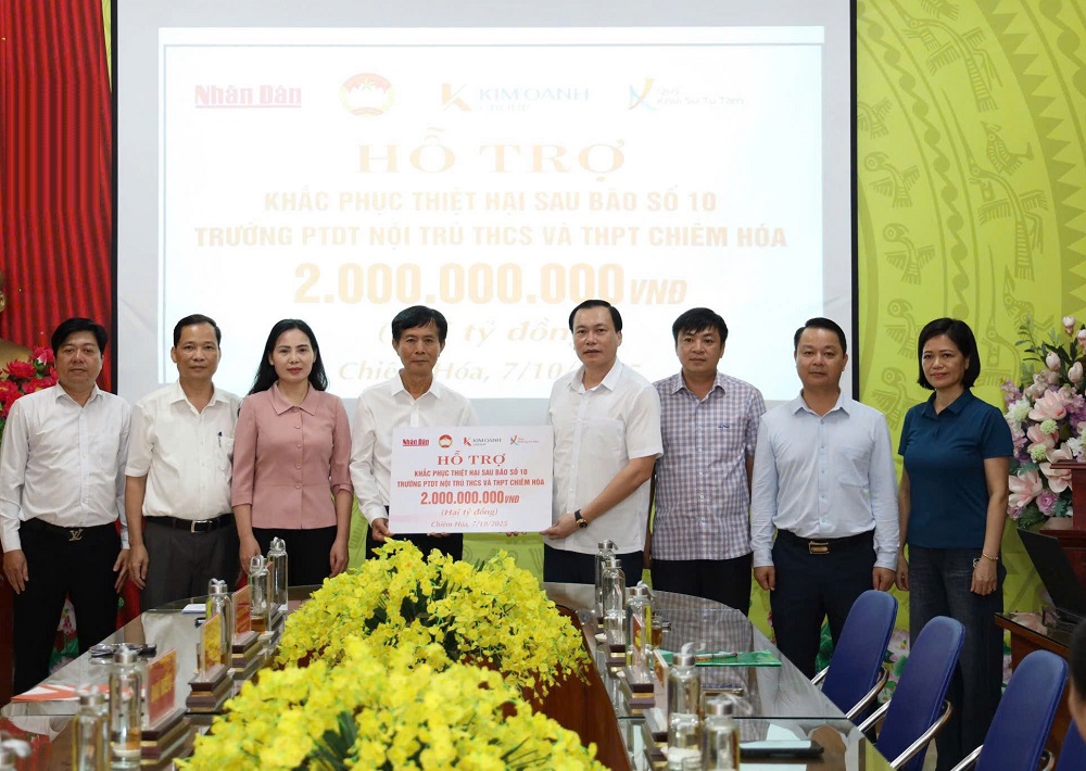 Doanh nhân Đặng Thị Kim Oanh: “Trách nhiệm của doanh nghiệp là chung tay với cộng đồng” Quỹ Khỏi Sự Từ Tâm trao tặng trực tiếp 2 tỉ đồng giúp xã Chiêm Hóa, tỉnh Tuyên Quang tái thiết trường học bị thiệt hại trong cơn bão số 10 - Ảnh: Quỹ Khởi Sự Từ Tâm