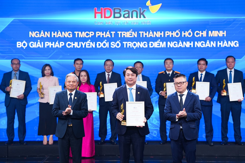 Ông Nguyễn Văn Hảo - Phó tổng giám đốc HDBank - đại diện HDBank nhận giải Chuyển đổi số Việt Nam 2025 - Ảnh: HDBank