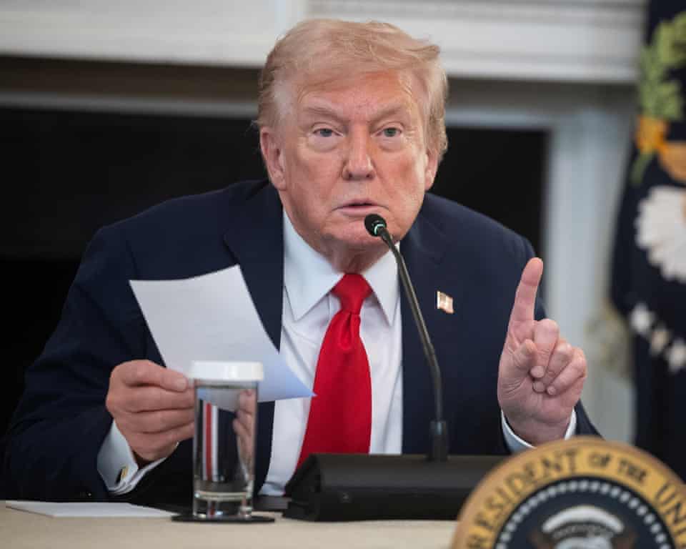 Tổng thống Trump thông báo Israel và Hamas đã ký kết giai đoạn đầu của kế hoạch hòa bình - Ảnh: UPI