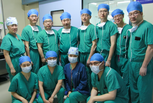 Các bác sĩ tại Bệnh viện liên kết đầu tiên của Đại học Y khoa Anhul ở Trung Quốc đã cấy ghép gan từ một con lợn vào một người đàn ông 71 tuổi vào tháng 5 năm 2024. Lịch sự Tiến sĩ Beicheng Sun